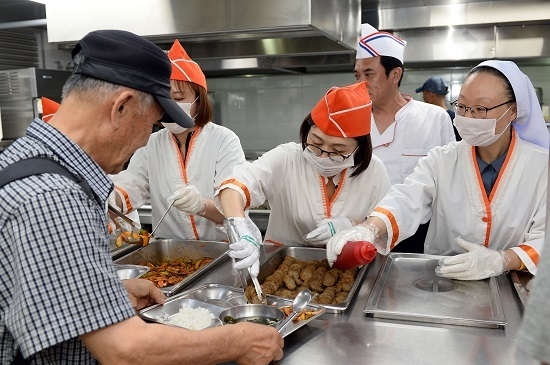 은수미 성남시장이 안나의 집 노숙인 무료 급식소를 찾아 배식 봉사를 하고 있다. <사진=성남시 제공>