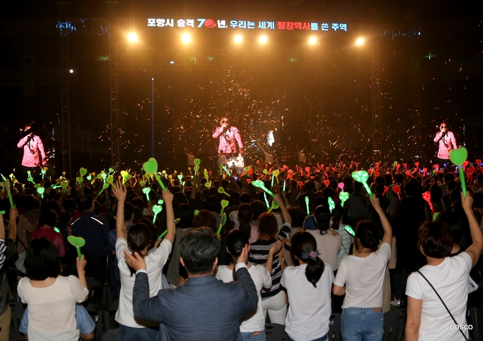 3일 포항실내체육관에서 열린 '함께한 행복' 감사콘서트에서 가수 김건모가 포항시민들과 함께 노래를 부르고 있다.