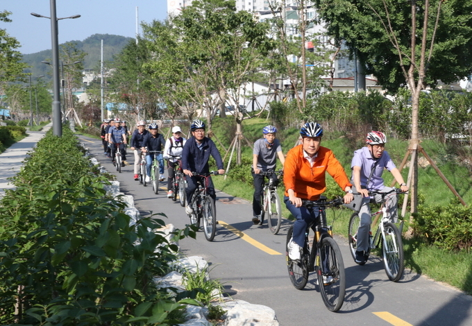 이강덕 포항시장이 4일 도시숲·대중교통 부서 간부공무원들과 함께 자전거 투어에 나서고 있다.