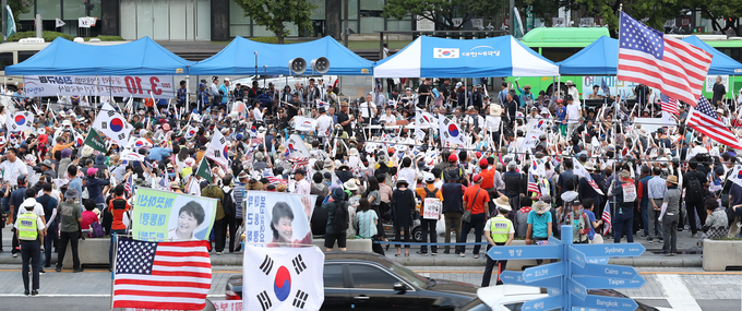 우리공화당이 지난 6일 서울 광화문광장에 천막 4개동을 재설치했다 <사진=연합뉴스>
