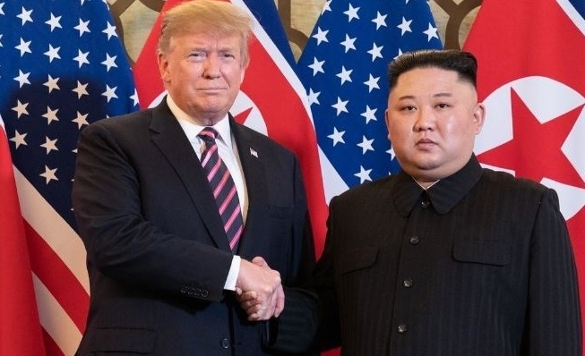 도널드 트럼프 미국 대통령과 북한 김정은 국무위원장이 지난 2월 27일 베트남 하노이에서 만나 악수를 나누고 있다.[사진=연합뉴스]