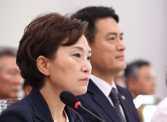 지난 국토위 전체회의에 참석한 김현미 장관. <사진=연합뉴스>