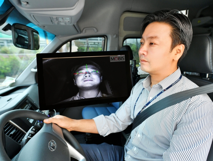 현대모비스 연구원이 최근 운전자 동공추적과 안면인식이 가능한 ‘운전자 부주의 경보시스템’을 상용차에 적용해 시험하고 있다.<사진=현대모비스 제공>