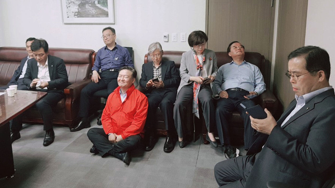 자유한국당 의원들이 지난 4월 25일 채이배 바른미래당 의원실을 찾아가 회의 참석을 저지하고 있다 <사진=연합뉴스>
