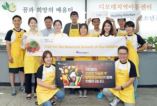 알보젠코리아 임직원들은 지난 12일 서울 영등포구 신길동 디모데지역아동센터에서 저소득층 아이들의 건강한 식습관 형성을 돕기 위한 ‘Hellow! Healthy kitchen’ 행사를 펼쳤다. <사진=알보젠코리아 제공>