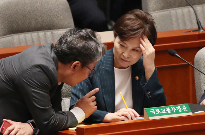 김현미 국토교통부 장관(오른쪽)이 15일 국회에서 열린 예산결산특별위원회 전체회의에 참석해 있다. <사진=연합뉴스>