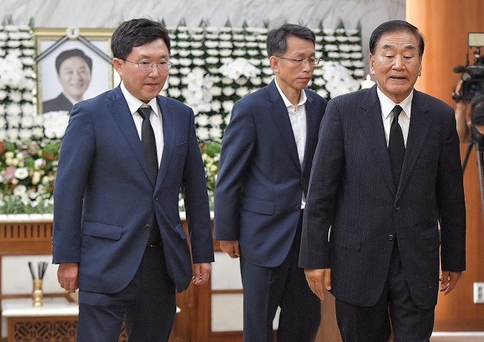 이재오 전 의원(오른쪽)이 17일 오전 서울 신촌 세브란스병원 장례식장에 마련된 고 정두언 전 새누리당 의원 빈소를 조문하고 있다. <사진=연합뉴스>