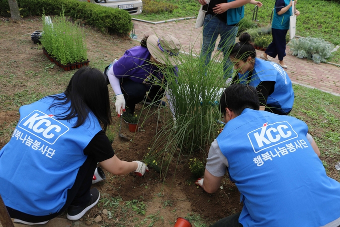16일 KCC 자원봉사자들이 서울 서초구 송동근린공원에서 나무를 심고 있다.<사진=KCC 제공>