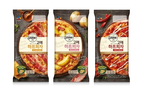 CJ제일제당은 숙성 도우에 큼직한 토핑을 얹어 만든 ‘고메 하프 피자’ 3종을 출시했다. <사진=CJ제일제당 제공>