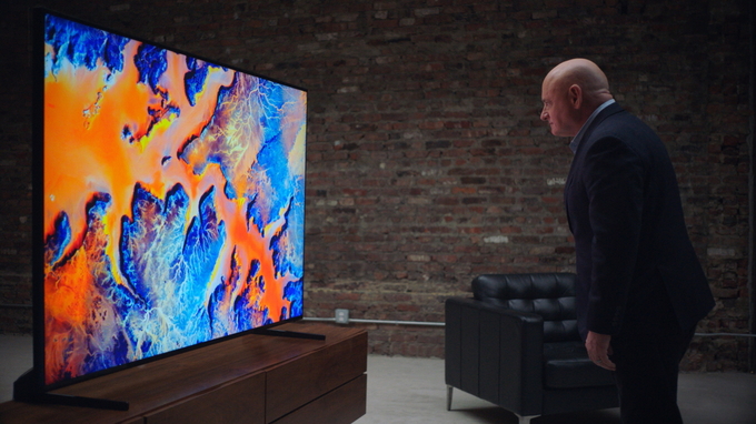 영상 속의 한 장면으로 스콧 켈리가 우주에서 촬영한 지구의 모습을 삼성전자 QLED 8K TV로 감상하고 있다.  <사진=삼성전자 제공>