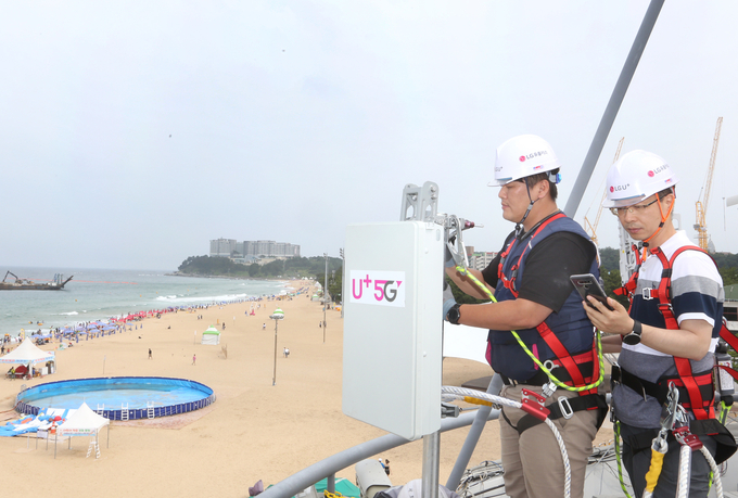 LG유플러스는 본격적인 휴가 시즌을 앞두고 해수욕장, 관광지 등 전국 주요 휴가지에서 U+5G를 즐길 수 있도록 5G 기지국 구축에 박차를 가한다고 21일 밝혔다. <사진=LG유플러스 제공>