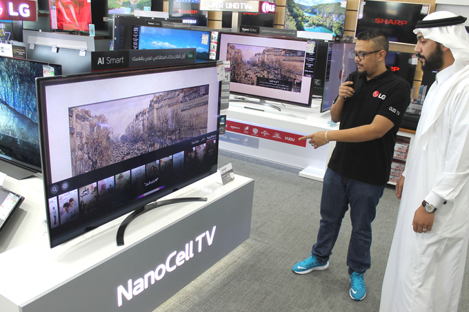 사우디아라비아 제다 소재 전자매장에서 고객이 아랍어 음성 명령으로 LG 인공지능 TV의 인공지능 기능을 체험하고 있다. <사진=LG전자 제공>