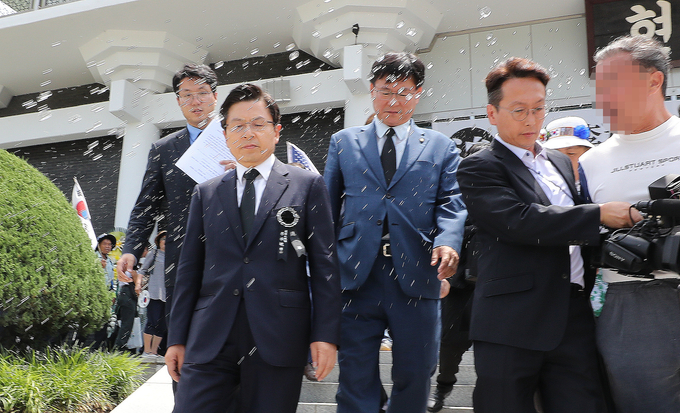 황교안 한국당 대표가 19일 우리공화당 지지자들에게 물세례를 받고 있다 <사진=연합뉴스>