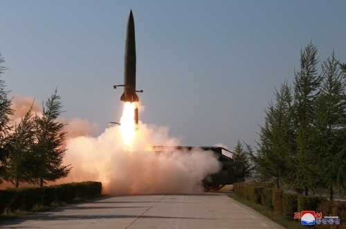 지난 5월 9일 조선중앙통신이 보도한 북한 전연(전방) 및 서부전선방어부대들의 화력타격훈련 도중 이동식 미사일발사차량(TEL)에서 발사되는 단거리 발사체의 모습.[사진=연합뉴스]