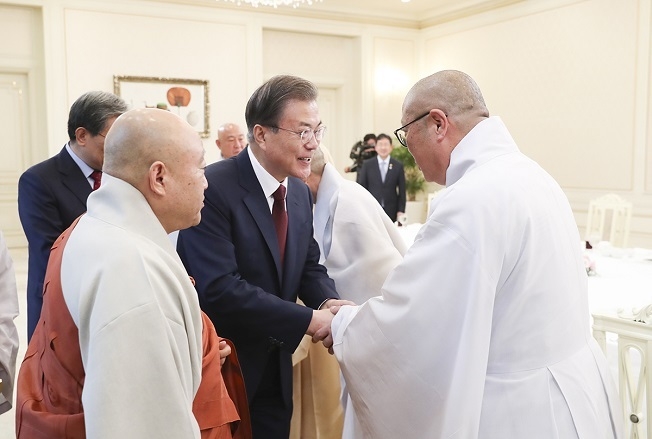 문재인 대통령은 26일 청와대 본관에서 한국 불교지도자들을 초청해 오찬 간담회를 가졌다.[사진=청와대]