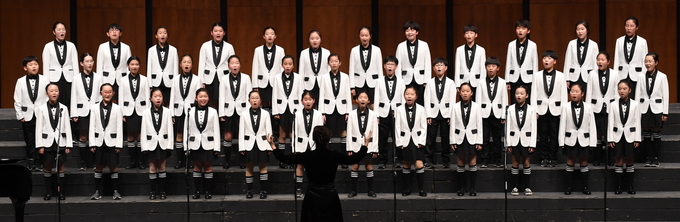 지난해 인천시 어린이 합창대회 우승팀인 굴포초 합창단의 공연모습. <사진=포스코건설 제공>