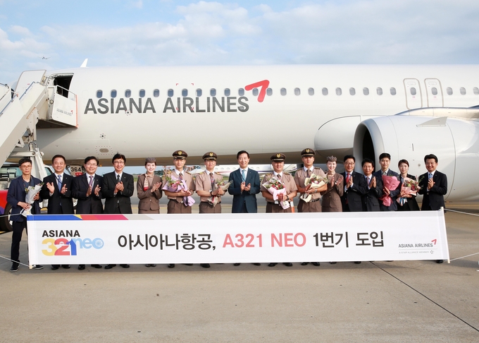 1일 인천국제공항 주기장에서 진행된 A321네오 1번기 도입식에서 한창수 아시아나항공 사장(왼쪽 8번째)과 임직원들이 기념사진을 찍고 있다.<사진=아시아나항공 제공>