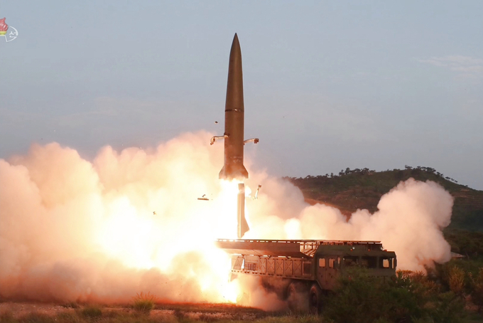 북한이 이틀 만에 또다시 동해 상으로 미상의 발사체들을 발사했다.사진은 지난달 26일 조선중앙TV가 보도한 신형전술유도무기(단거리 탄도미사일) 발사 모습. (사진=연합뉴스)