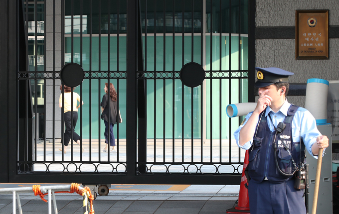  일본이 예정대로 우리나라를 '화이트리스트(백색국가 명단)'에서 배제한 가운데 1일 오후 일본 도쿄 주일대사관 앞에서 현지 경찰이 경계 근무를 서고 있다. (사진=연합뉴스) 