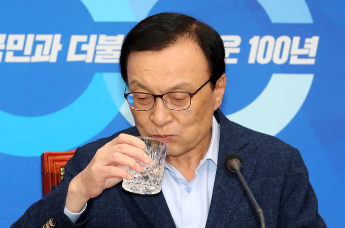 더불어민주당 이해찬 대표가 2일 오전 국회에서 열린 일본 경제침략 관련 비상 대책 연석회의에서 물을 마시고 있다. <사진=연합뉴스>