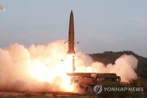 지난 7월 26일 조선중앙TV가 공개한 것으로, 이동식 미사일발사차량(TEL)에서 발사되는 미사일의 모습 [사진=연합뉴스]