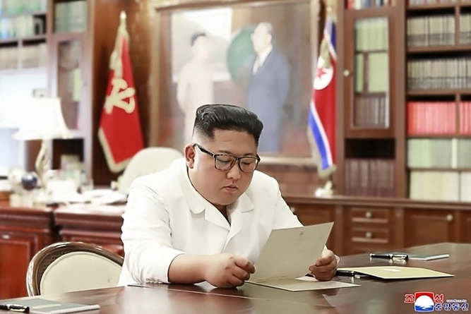 노동신문 등 북한 관영매체가 지난 6월 23일 공개한 김정은 북한 국무위원장이 집무실로 보이는 공간에서 도널드 트럼프 대통령의 친서를 읽는 모습.[사진=연합뉴스]
