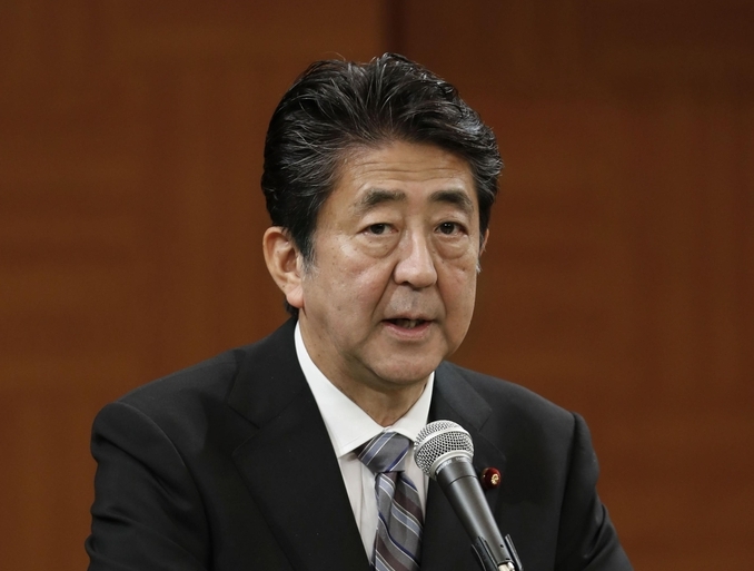 아베 신조 일본 총리가 지난 6일 히로시마 평화기념공원에서 열린 원폭 희생자 위령식에 참석한 뒤 기자회견을 하고 있다. <사진=연합뉴스>