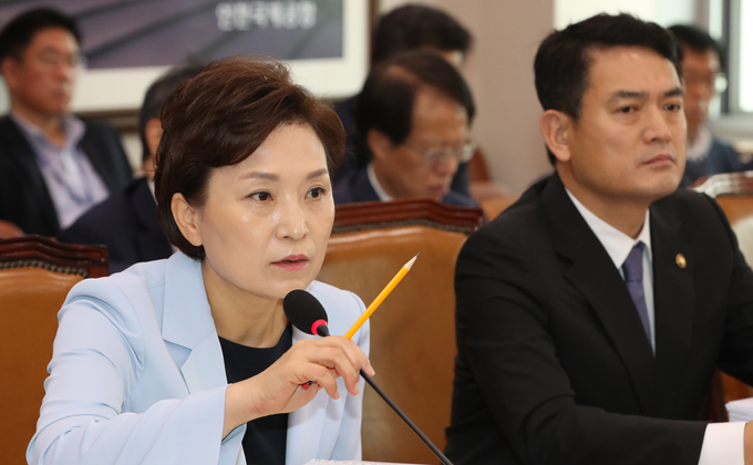 김현미 국토부 장관이 지난달 12일 열린 국회 국토교통위 전체회의에서 의원들의 자료제출 요구에 답변하고 있다. <사진=연합뉴스>