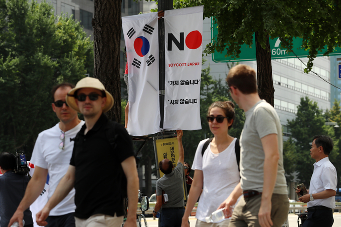 지난 6일 오전 서울 중구 남대문로에서 중구청 관계자가 일본이 백색국가(화이트리스트)에서 한국을 제외한 것에 대한 항의의 뜻으로 '노(보이콧) 재팬' : 가지 않습니다 사지 않습니다'라고 적힌 배너기를 설치하고 있다. <사진=연합뉴스>