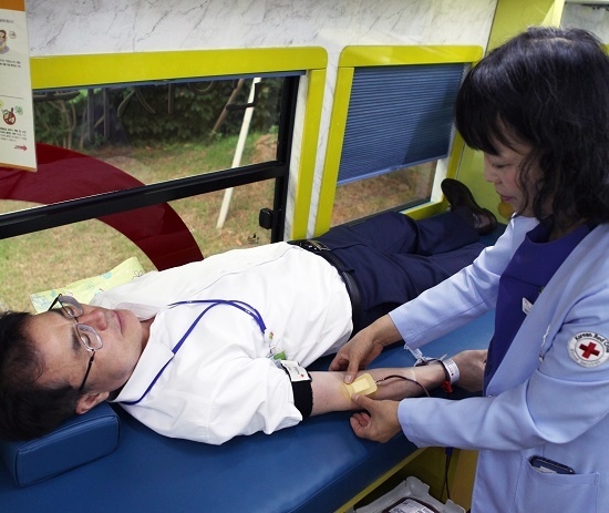 GC녹십자 임직원이 경기도 용인의 GC녹십자 본사에서 열린 ‘사랑의 헌혈’ 행사에 참여하고 있다. <사진=GC녹십자 제공>