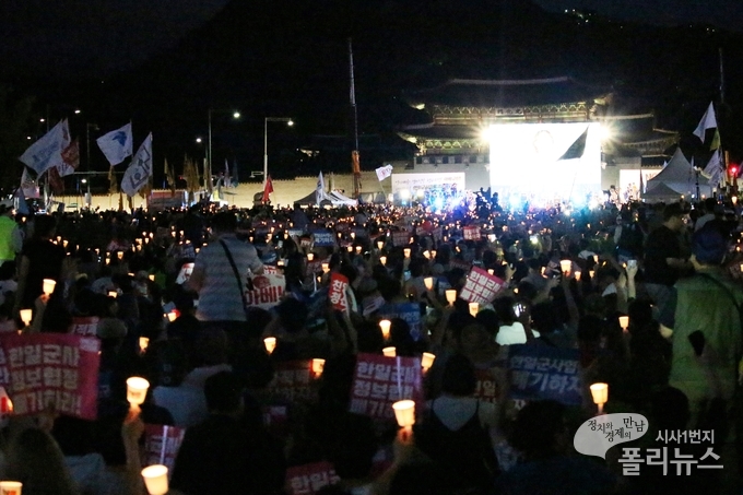 15일 광화문광장에서 진행된 아베규탄 촛불문화제에서 시민들이 'NO 아베'라고 쓰인 피켓과 촛불을 들고 있다 <사진=이지혜 기자>