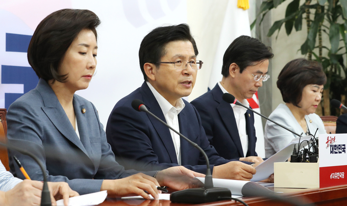 자유한국당 황교안 대표(왼쪽 두번째)가 19일 오전 국회에서 열린 최고위원회의에서 발언하고 있다.<사진=연합뉴스>
