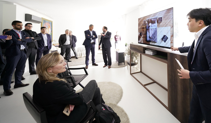 유럽 거래선 관계자들이 2019년형 LG 올레드 TV를 살펴보고 있다. <사진=LG전자 제공>
