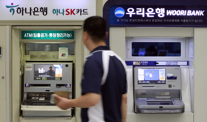 21일 서울의 한 빌딩 내 우리은행과 KEB하나은행의 ATM 기기. <사진=연합뉴스>