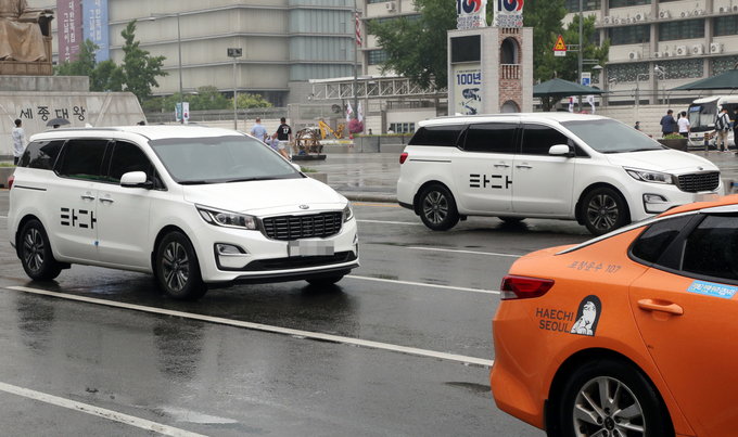 국토교통부가 '혁신성장과 상생발전을 위한 택시제도 개편방안'을 발표한 지난 7월 17일 서울 도심에서 '타다'차량과 택시가 운행하고 있다.<사진=연합뉴스>