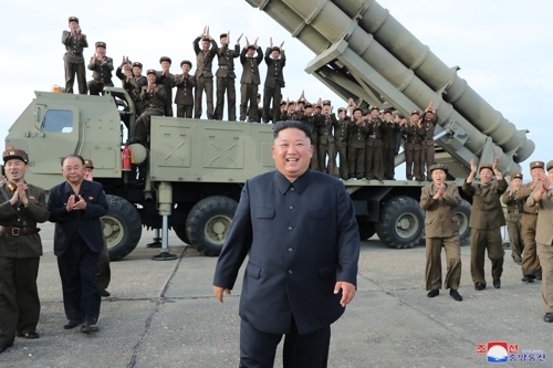 북한 조선중앙통신은 25일 '새로 연구 개발한 초대형 방사포'를 김정은 국무위원장의 지도로 시험발사에 성공했다며 이 사진을 보도했다.[사진=연합뉴스]