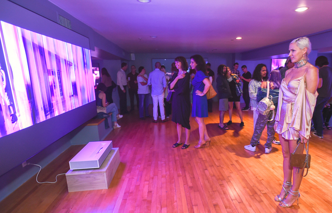 현지시간 24일 미국 산타모니카에서 관람객들이 ‘데이비드 반 에이슨’의 디지털 아트 작품을 ‘LG 시네빔 레이저 4K’가 구현한 초대형, 고해상도 화면으로 감상하고 있다. <사진=LG전자 제공>