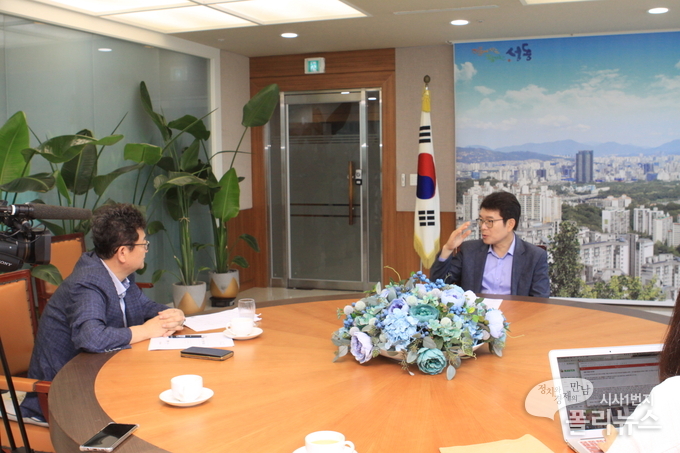 정원오 서울 성동구청장은 지난 8월 22일 <폴리뉴스> 발행인 김능구 대표와 인터뷰를 가졌다. <사진=이은재 기자>