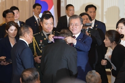 문재인 대통령은 2일 방콕 총리실 청사에서 한국전 참전 용사들에게 ‘평화의 사도 메달’을 전달하고 있다.[사진=연합뉴스]