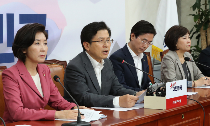 황교안 자유한국당 대표가 2일 국회에서 열린 최고위원회의에서 발언하고 있다.
