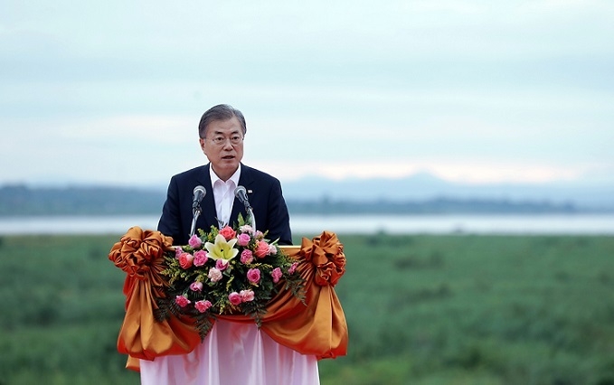 라오스를 국빈방문 중인 문재인 대통령이 5일 오후(현지시간) 비엔티안시 메콩강변 사업현장에서 ‘한-메콩 협력 구상’을 발표하고 있다.[사진=청와대]