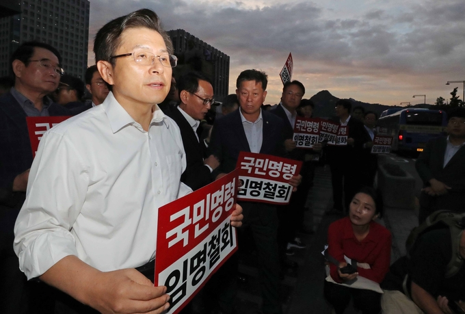  황교안 자유한국당 대표가 9일 오후 서울 광화문 광장에서 조국 법무부 장관의 임명 철회를 촉구하며 피켓팅을 하고 있다.