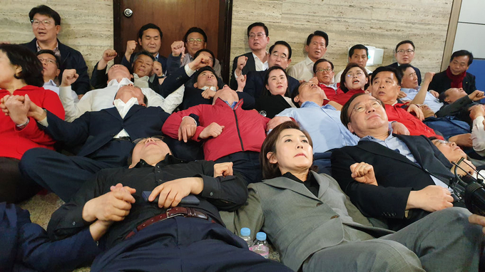 자유한국당 의원들이 지난 4월 패스트트랙 충돌 과정에서 회의장을 진입을 막고 있는 모습 <사진=연합뉴스>