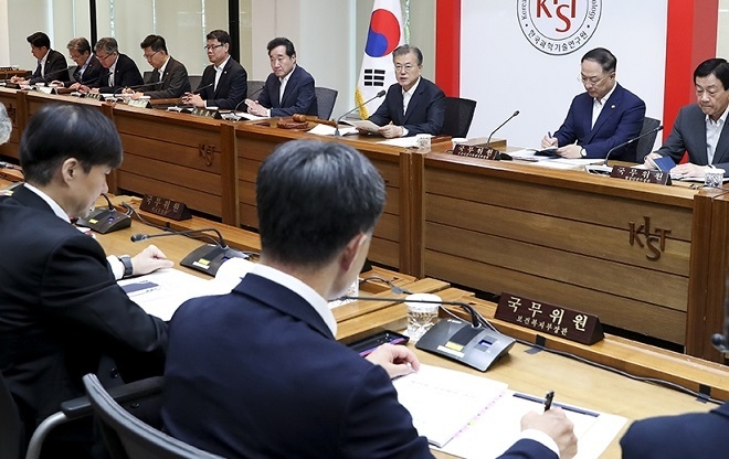 문재인 대통령은 10일 서울 성북구 한국과학기술연구원(KIST)에서 현장 국무회의를 주재했다.[사진=청와대]