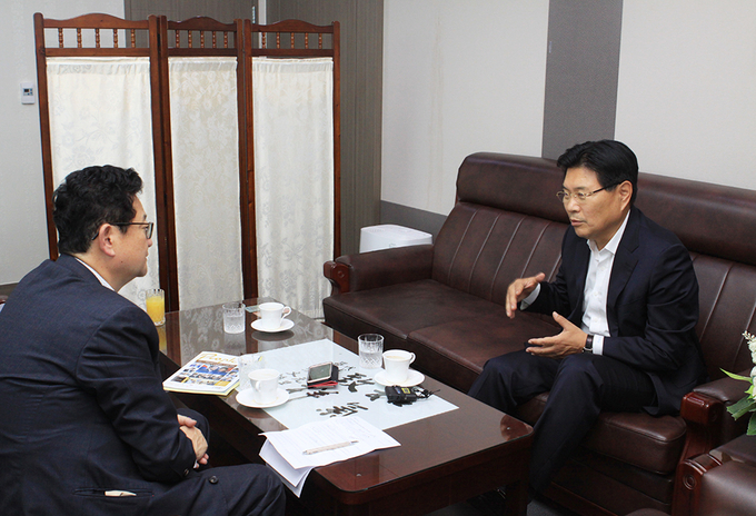 우리공화당 홍문종 대표가 지난 9일 국회 의원회관에서 '폴리뉴스'와 인터뷰를 가졌다. <사진 이은재 기자>