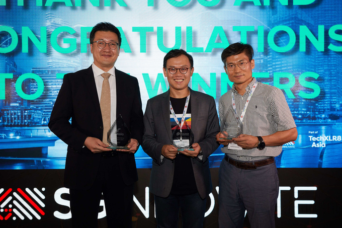 SK텔레콤은 11일(현지시각) 싱가포르에서 열린 ‘TechXLR8 Asia’ 어워드에서 ‘5G 혁신 기술’ 등 총 3개 부문에서 수상했다고 밝혔다. 사진은 어워드에 참석한 SK텔레콤 이강원 클라우드랩스장(가운데), 류탁기 AN개발팀장(왼쪽)과 구성원의 모습 <사진=SKT제공>