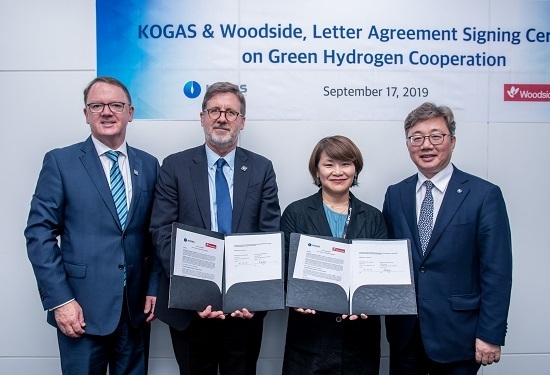 한국가스공사는 지난 17일 미국 휴스턴에서 열리고 있는 ‘가스텍(Gastech) 2019’에서 호주 에너지 기업인 우드사이드(Woodside)社와 ‘Green Hydrogen Project 공동 연구 협약’을 체결했다. <사진=한국가스공사 제공>