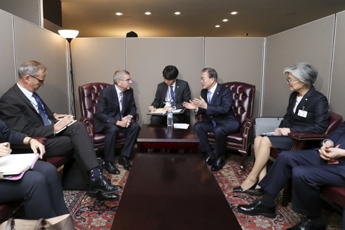 문재인 대통령과 토마스 바흐 IOC 위원장이 24일 오후(현지시간) 뉴욕 유엔본부에서 만나고 있다.[사진=연합뉴스]