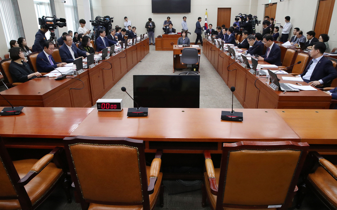 지난 25일 국회에서 열린 정무위원회 전체회의에서 여야 의원들이 국감 증인 채택을 놓고 공방을 벌이고 있다. <사진=연합뉴스>