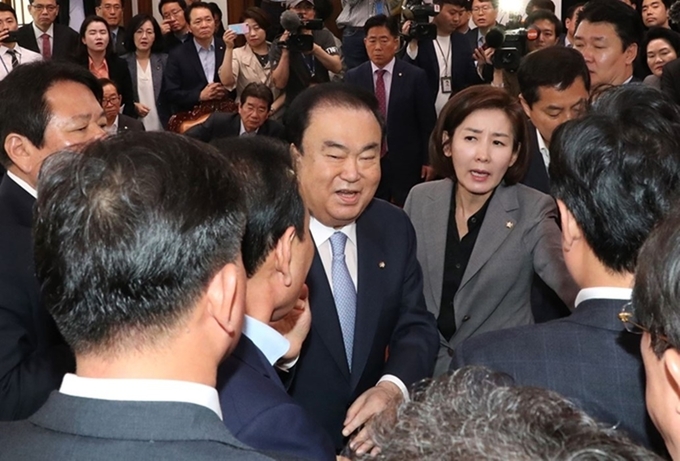 문희상 국회의장이 지난 4월 패스트트랙 문제로 국회의장실을 항의방문한 한국당 의원들 사이를 빠져나가고 있다 <사진=연합뉴스>
